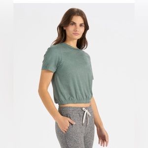 Womens Vuori banded bottom green tee Sold out! Sz S
